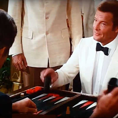 Filmstill aus Octopussy: James Bond und Kamal Khan am Backgammon-Brett.