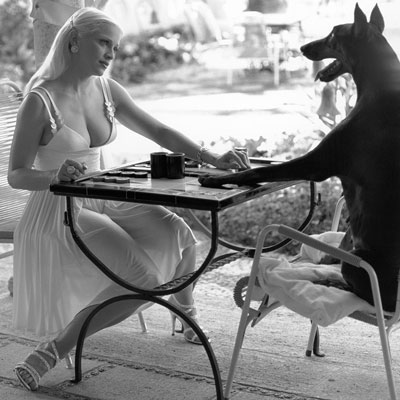 Schwarzweiße Versace-Anzeige: Madonna spielt Backgammon gegen einen Dobermann.